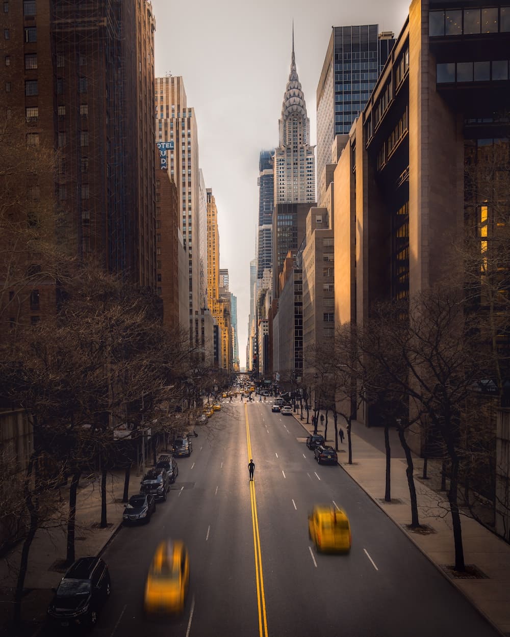 Immagine di una via di New York con una persona che corre