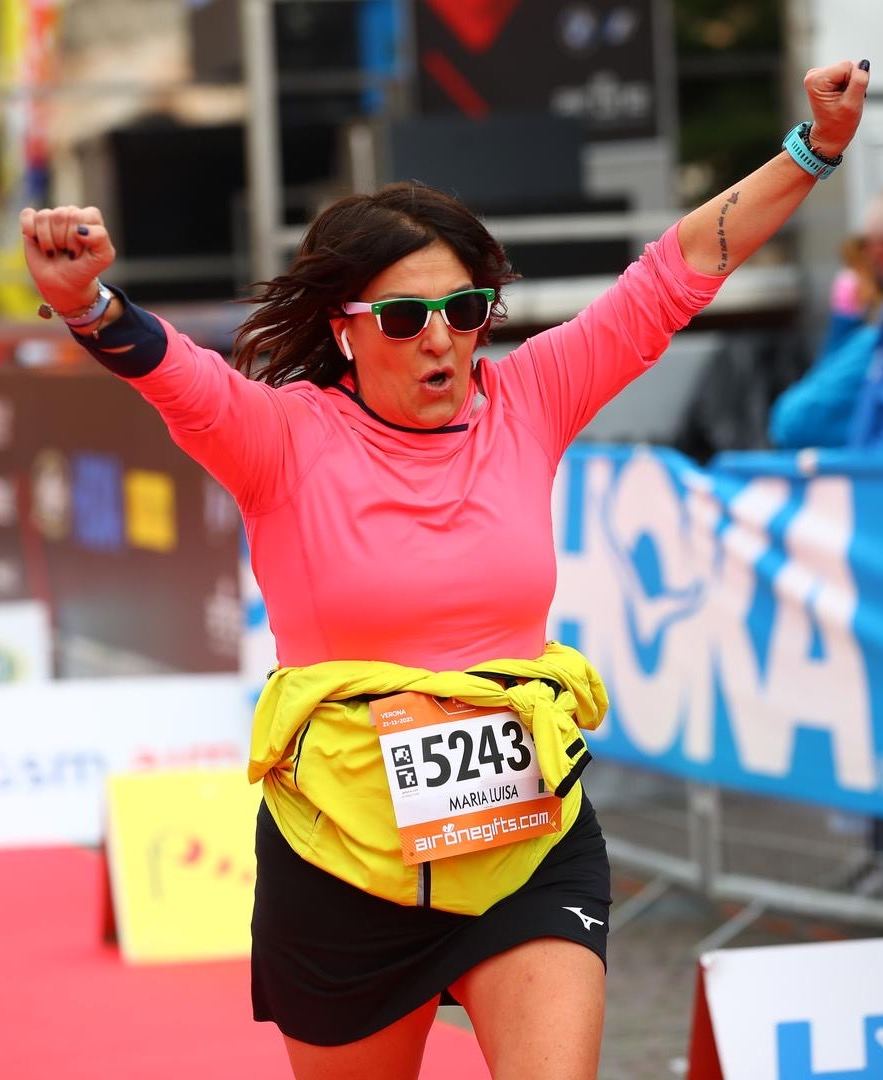 Maria Luisa Garatti esulta al termine di una maratona 1/2